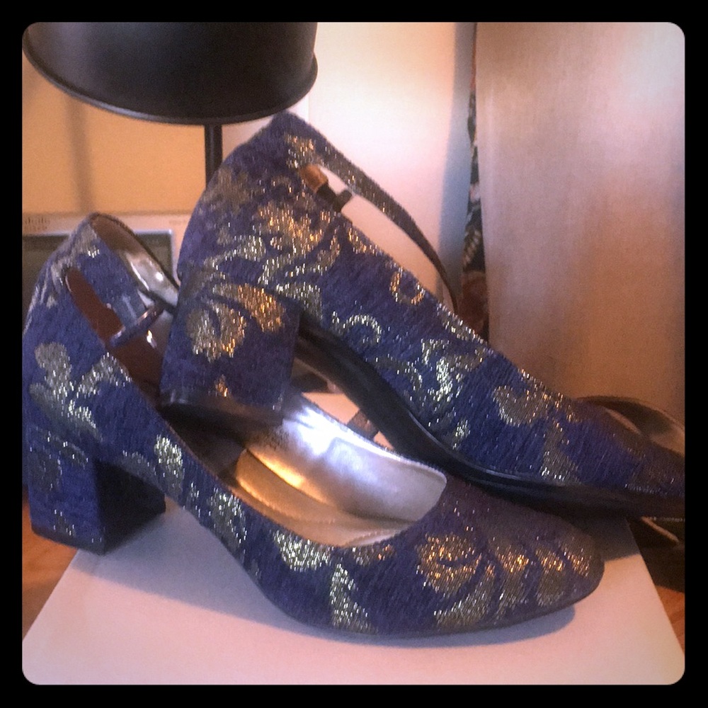 Bandolino navy & gold ankle strap pumps
